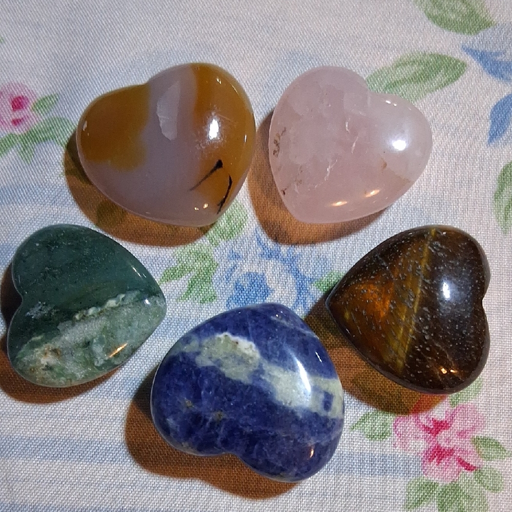 H06 Heart-Shaped Stone Collection